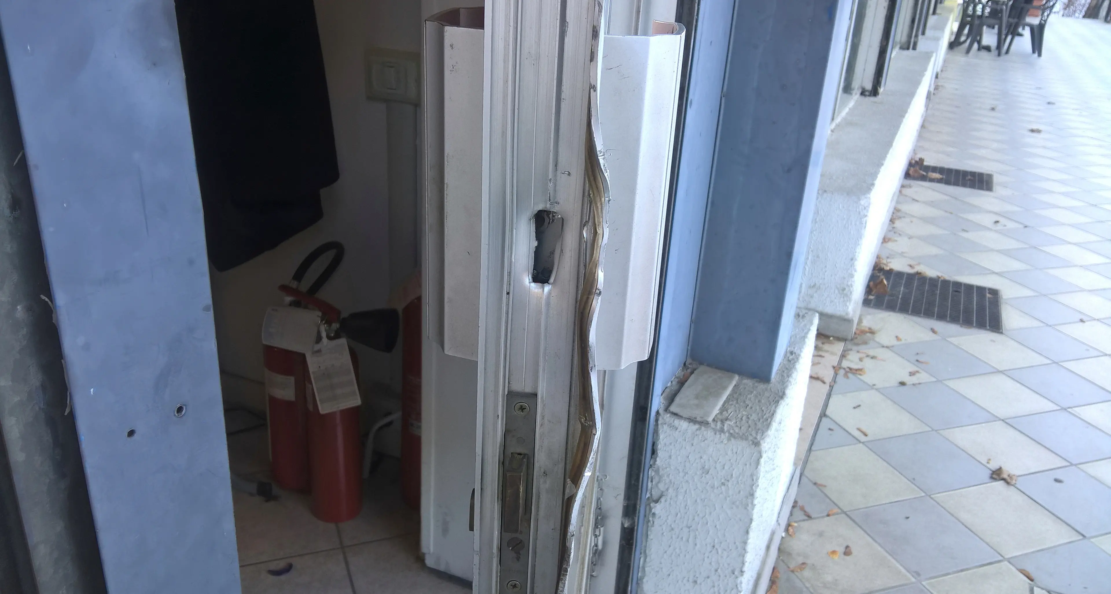 I ladri entrano in casa e rubano mentre la famiglia è in sala a cenare