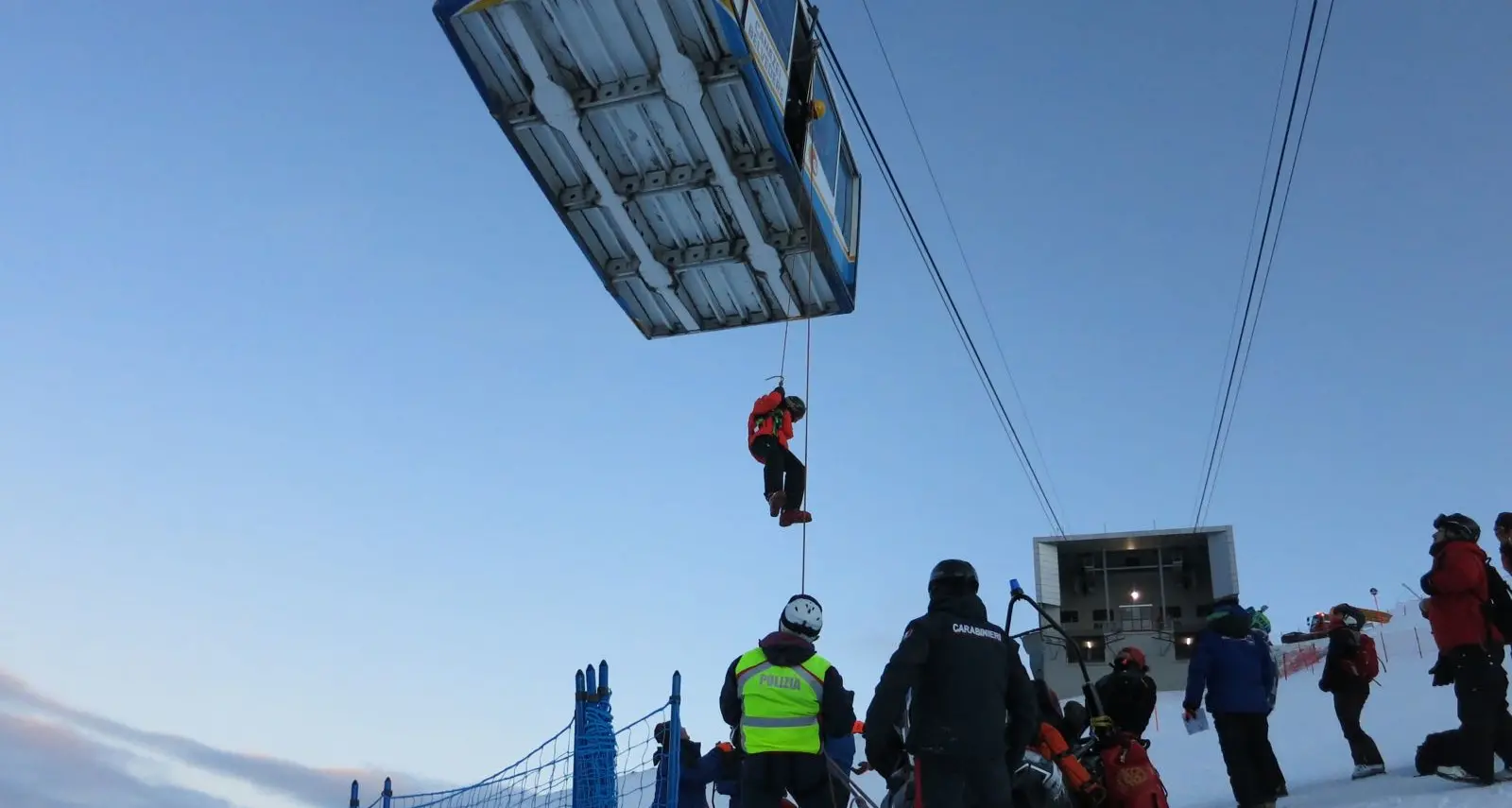 Canazei, 40 sciatori bloccati in funivia Imbragati e recuperati dal Soccorso alpino