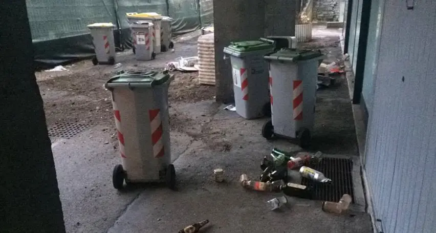 Droga nascosta tra cassonetti Il degrado in via Rosmini
