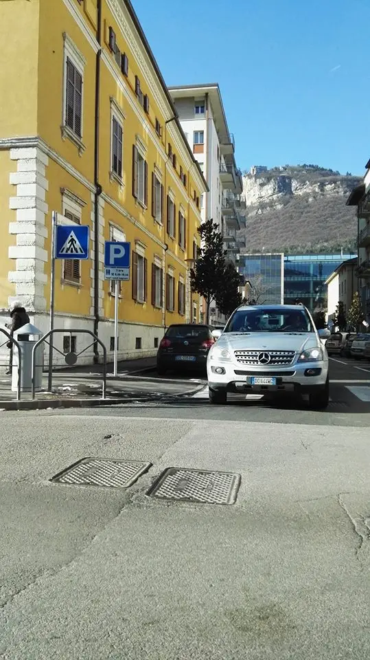 Automobile contromano in via Zanella a Trento
