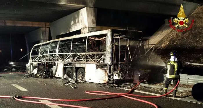 Verona, bus ungherese va a fuoco dopo lo schianto: morti 14 studenti