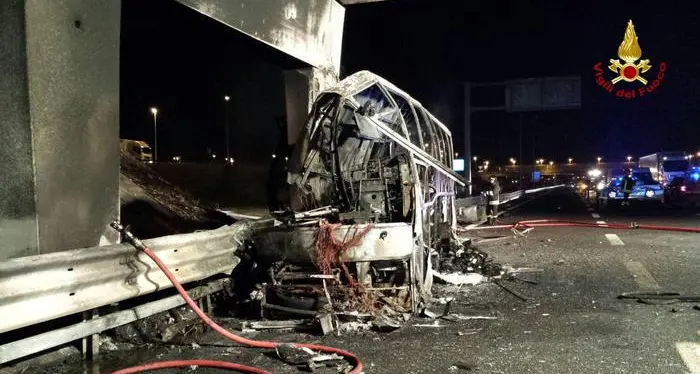 Il rogo del pullman: un testimone «Ho visto le persone bruciare»