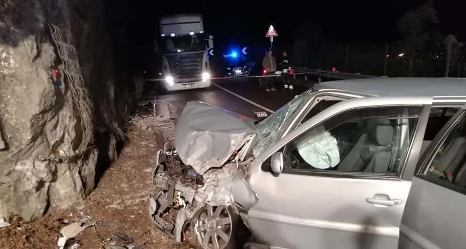 Nago, auto contro un muro: gravissimo un sedicenne lo schianto sulla strada della Maza, feriti altri 3 giovani
