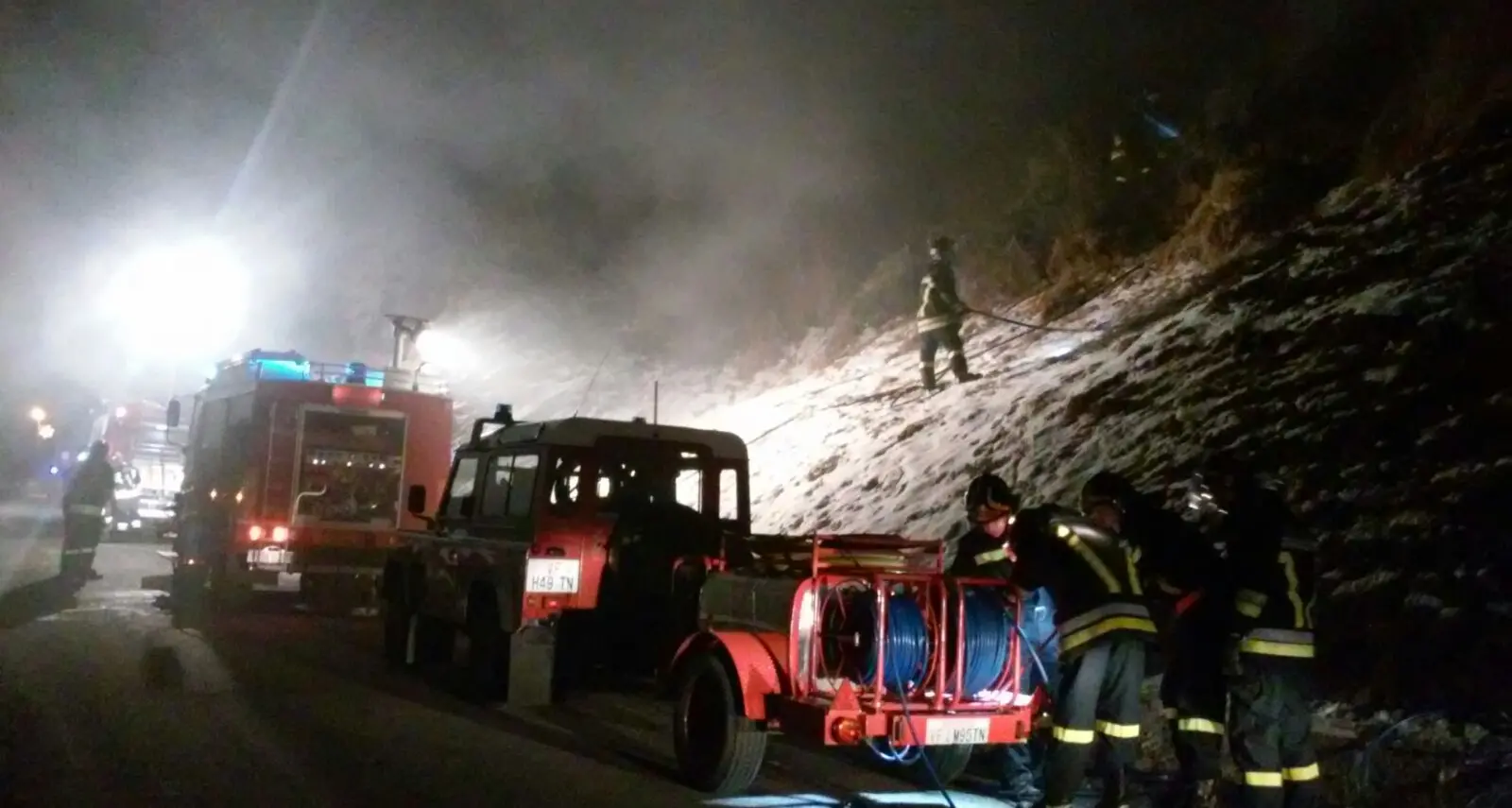 Vermiglio, nella notte i vigili del fuoco spengono un incendio boschivo