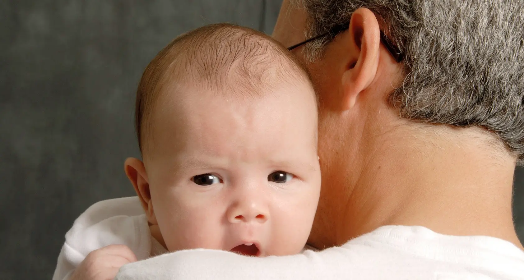 Gli uomini migliorano in casa e come padri