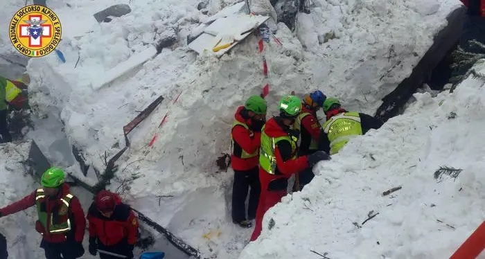 Si scava ancora in condizioni estreme. Cinque vittime, 11 sopravvissuti, 23 dispersi