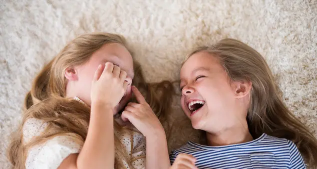 Per il 43% degli italiani il migliore amico è quello conosciuto durante l'infanzia