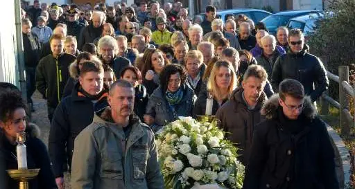 Le lacrime di una comunità per l'addio a Giulia Valentini