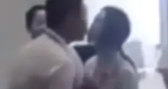 Cina, il boss obbliga le dipendenti a baciarlo: il video diventa virale