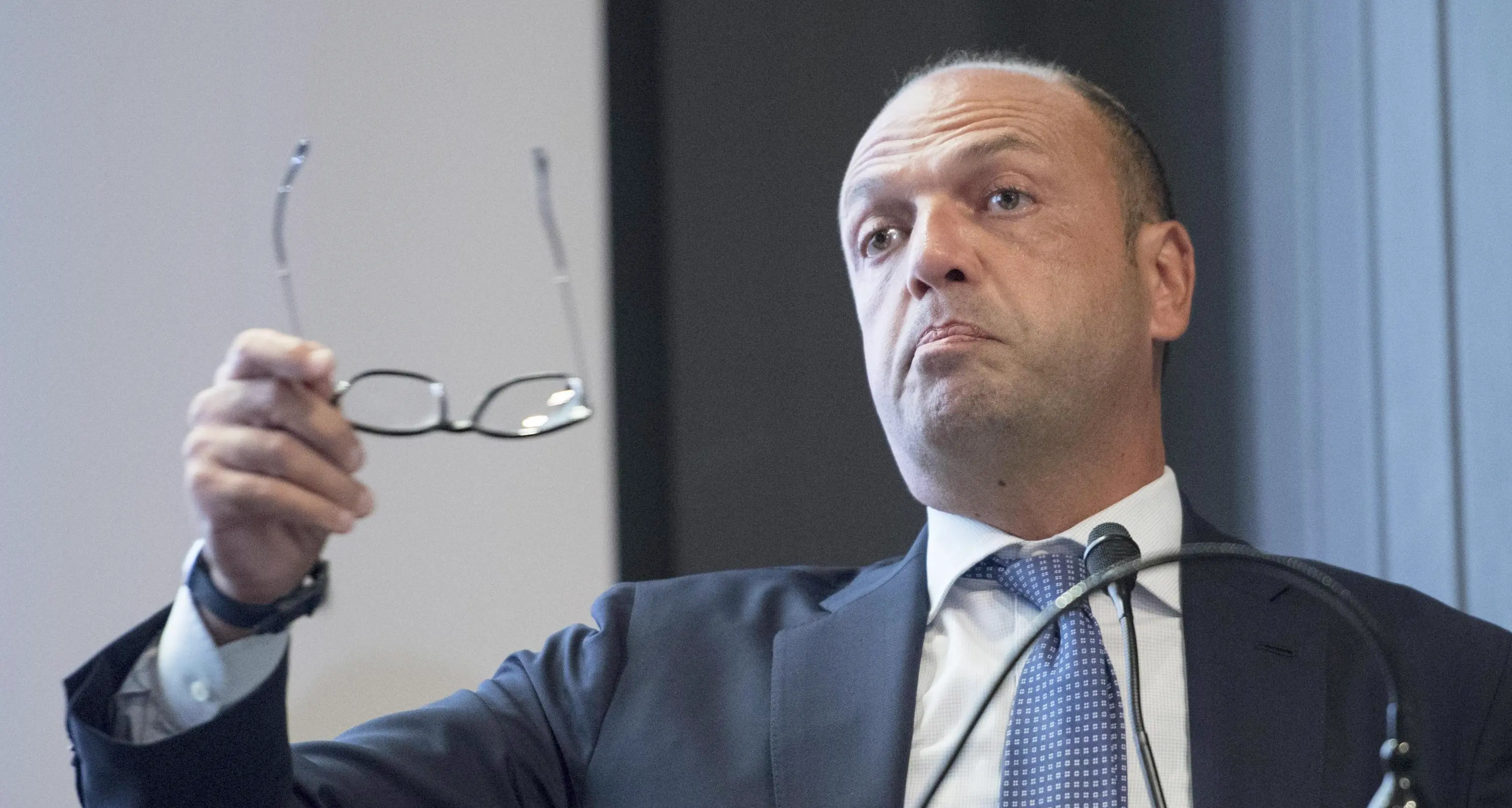 Alfano: «Espulsi cinque macedoni, su Fb messaggi jihadisti»