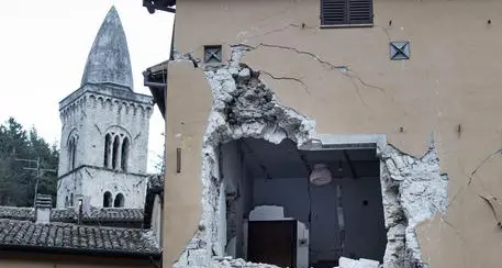 Terremoto, crollata parete teatro Visso