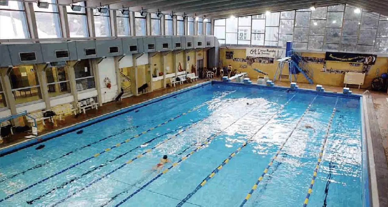 La denuncia dei genitori «Atti osceni in piscina»
