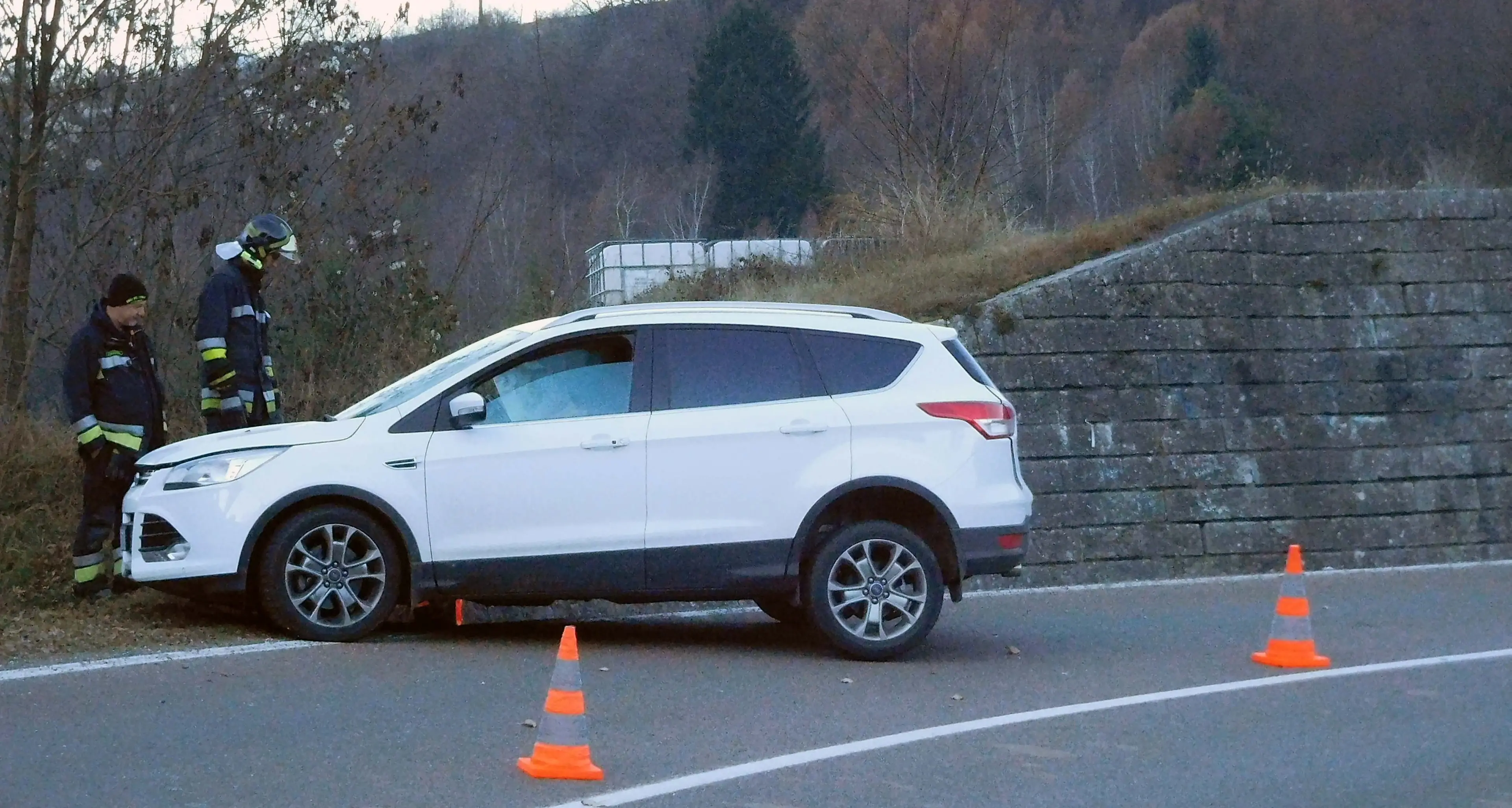 Canezza, esce di strada in auto Ferito gravemente uomo di 38 anni