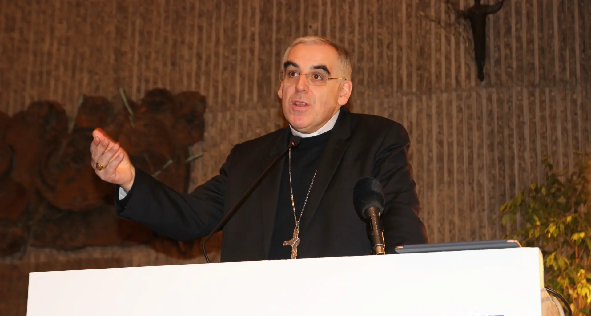 Il vescovo: «La paura dell'altro genera lo scontro»
