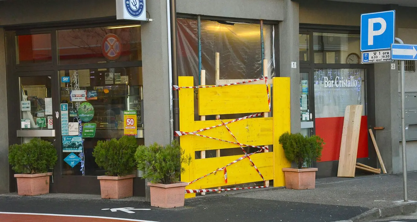 Spaccata al bar Cristallo Vetrina sfondata da un Van