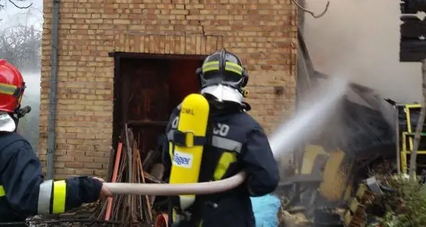 Tettoia in fiamme a Vigo di Ton Rogo domato dai pompieri