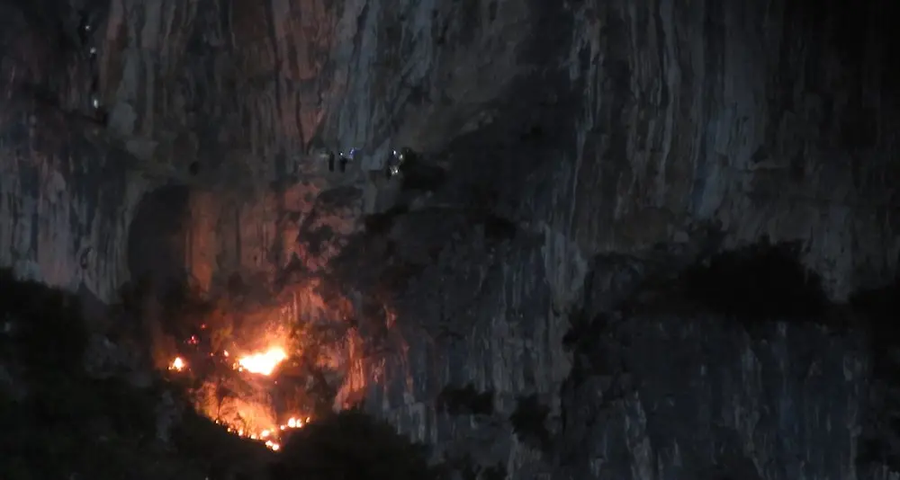 Mori, alla Ganzega d'Autunno cade una torcia durante la fiaccolata e parte l'incendio