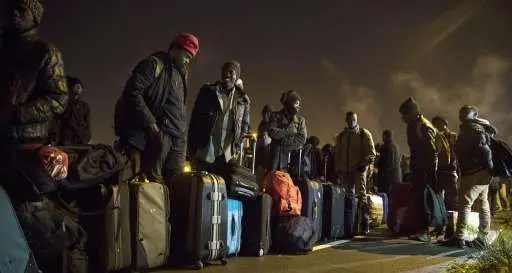 Calais, comincia lo sgombero Migranti trasferiti in altri centri
