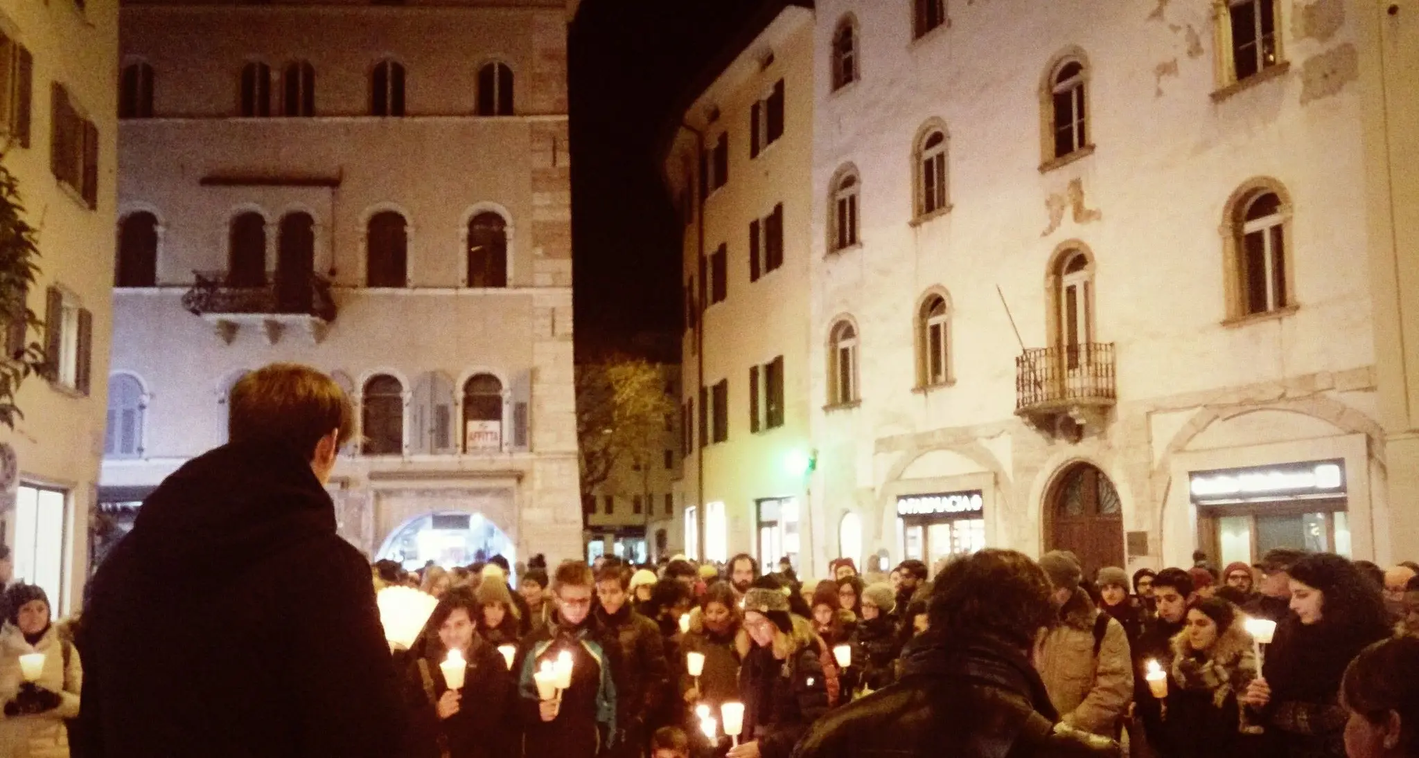 Trento, fiaccolata in piazza per ricordare Giulio Regeni