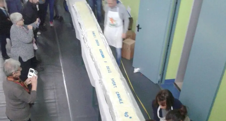 Tremila euro ai terremotati con la torta lunga otto metri