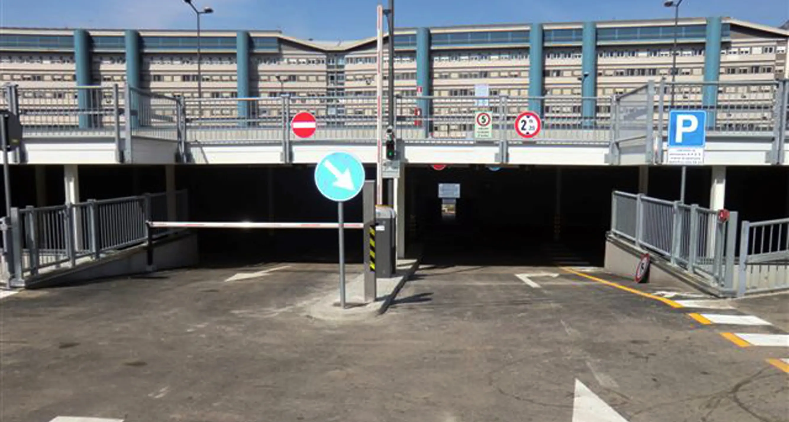 Il parcheggio del Santa Chiara ora è solo per i dipendenti
