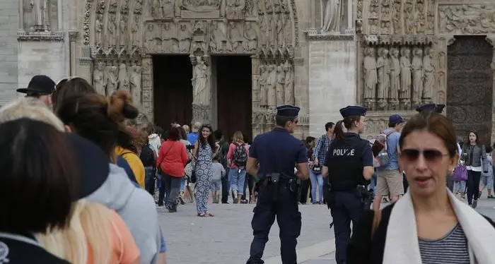 Parigi, auto con bombole esplosive scoperta vicino a Notre Dame