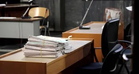 Pizzica due ladruncole in negozio e chiede i danni Commerciante nei guai per estorsione