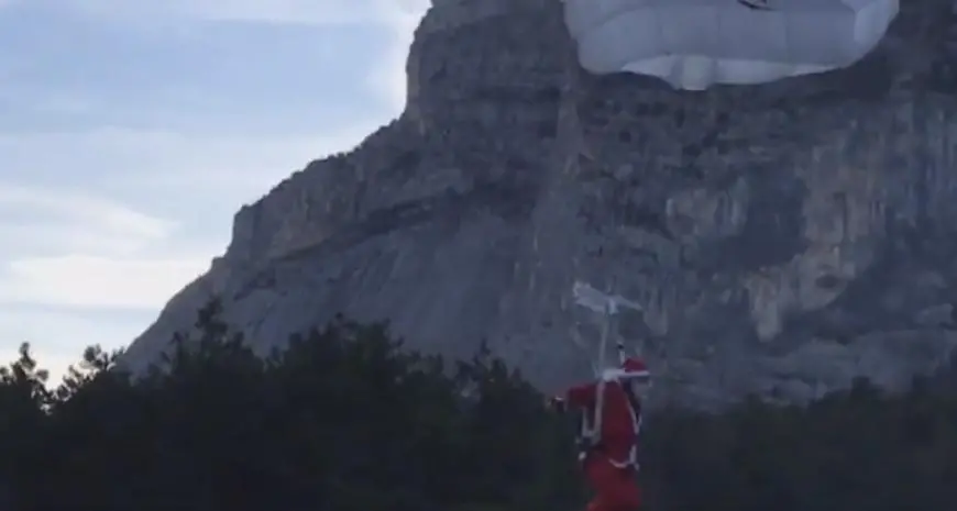Di Palma Babbo Natale con il paracadute a Dro - Video