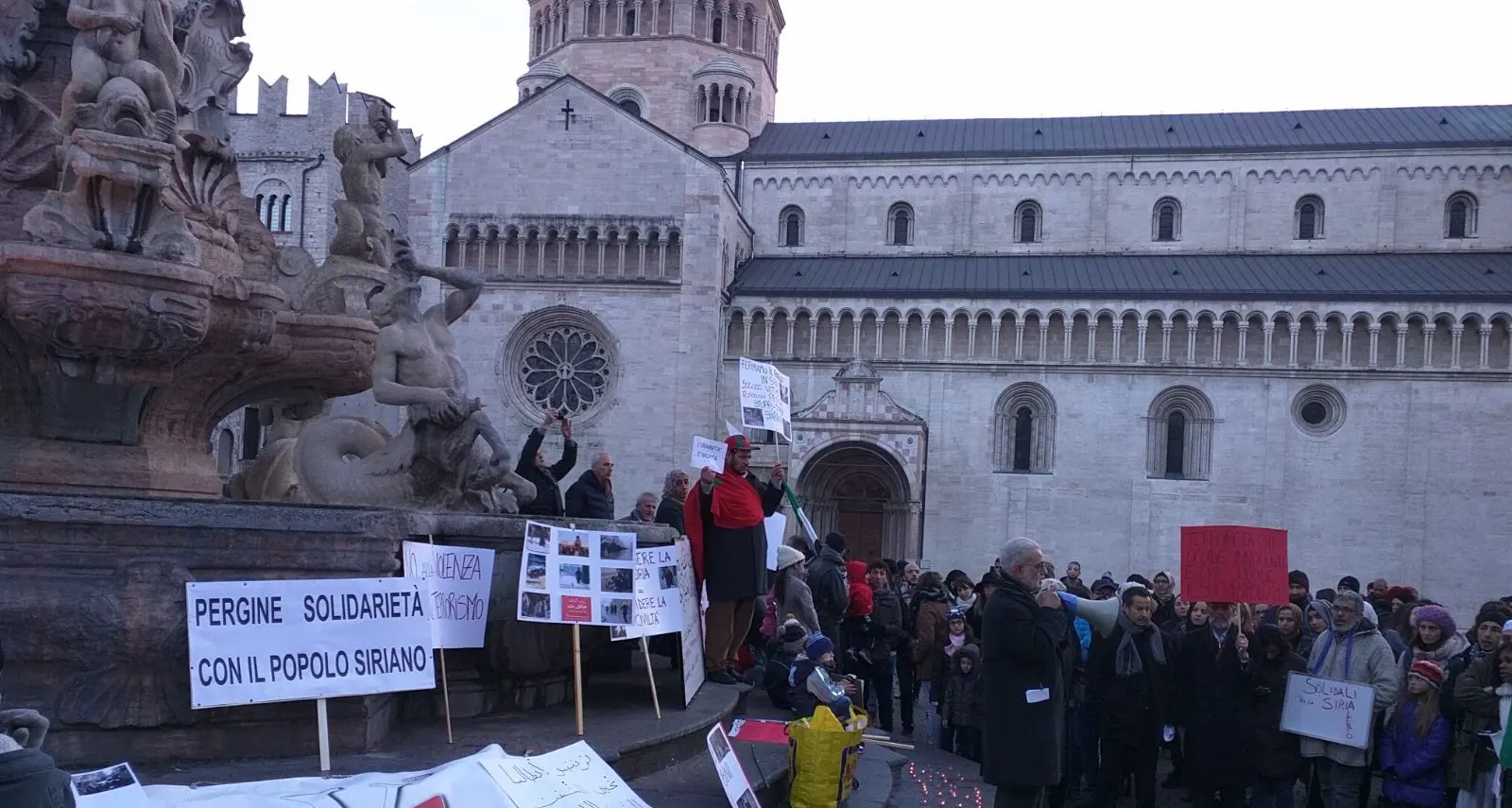 Stop al massacro di persone in Siria La manifestazione in piazza DUomo a Trento