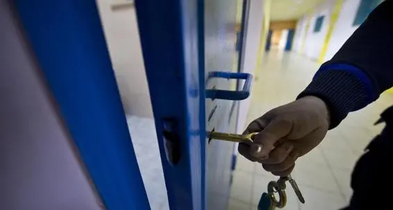 Evade per tornare in cella «Così posso disegnare»