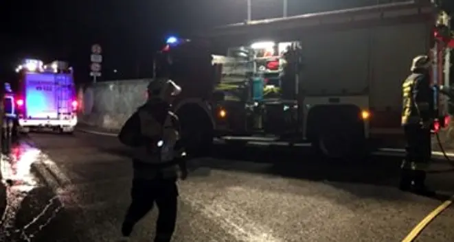 Si ribalta camion per il trasporto auto