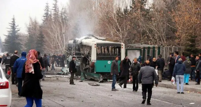 Turchia, autobomba contro bus di soldati: 13 morti