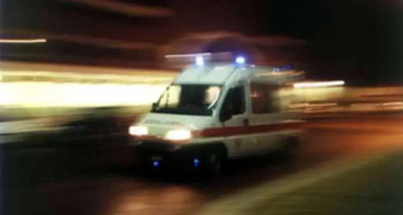 Aggressione davanti alla discoteca, 23enne picchiato a sangue