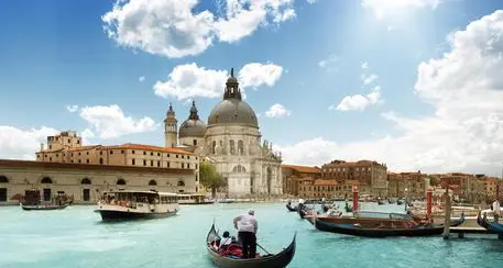 Gita a Venezia, 16 studenti di Bari intossicati