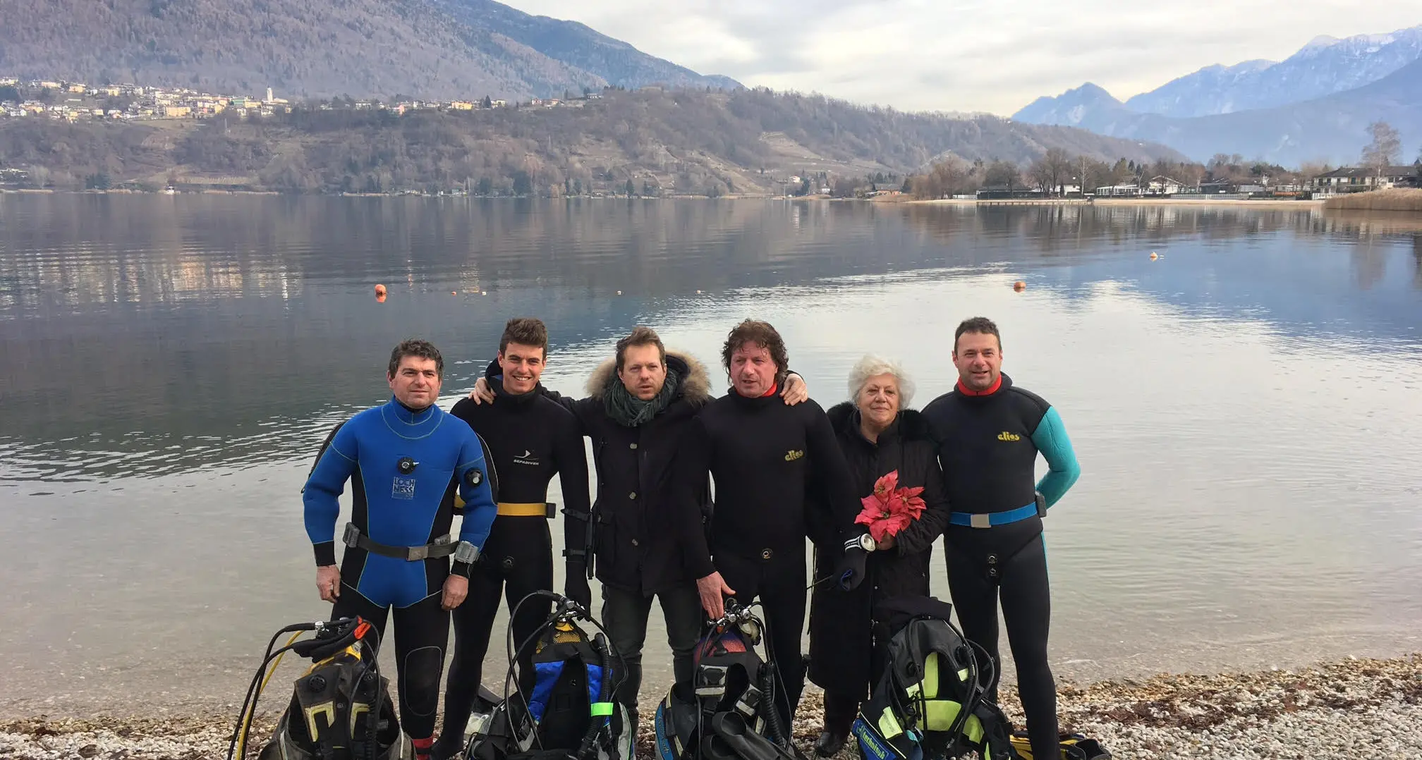Caldonazzo, con il tuffo nel lago si rinnova la tradizione dei Gremes