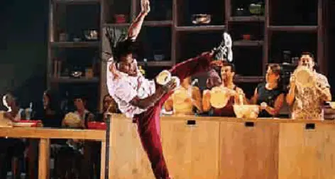 Un Natale fra acrobazie circensi e prelibatezze Teatro Sociale