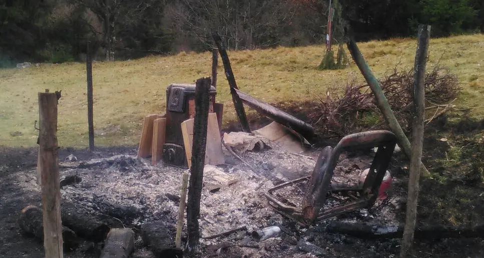 Storo, incendio doloso: bruciato capanno da caccia
