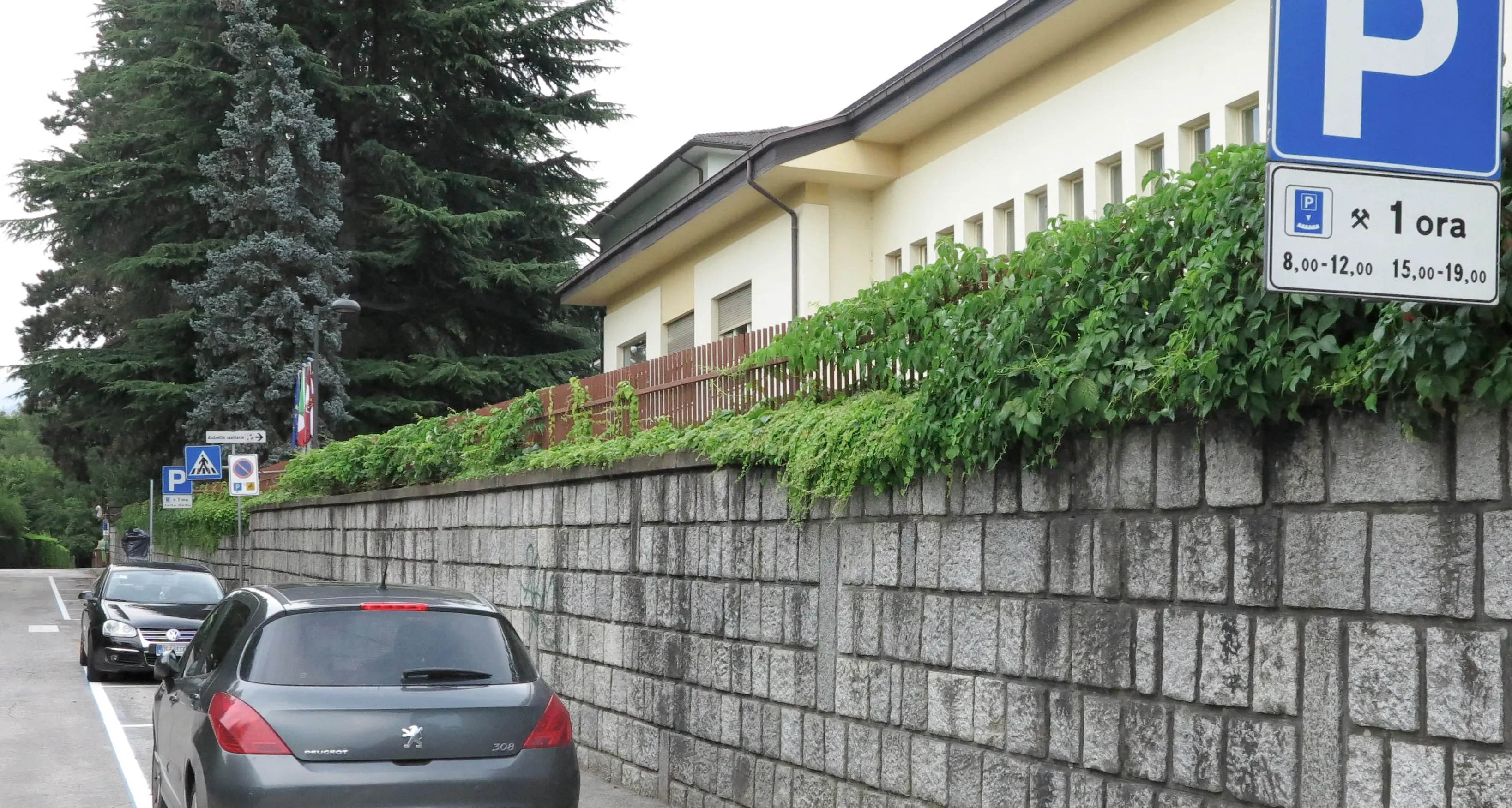 Pergine, in via S. Pietro si allarga il marciapiede