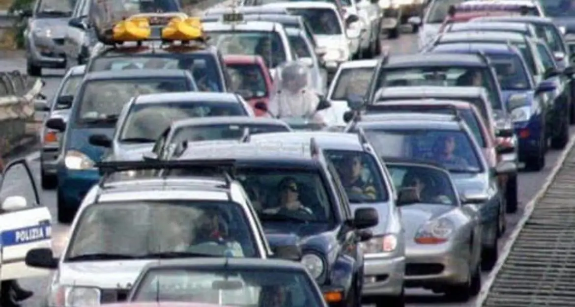 Natale: incubo traffico nelle giornate da bollino nero Ecco il piano viabilità con le date da evitare