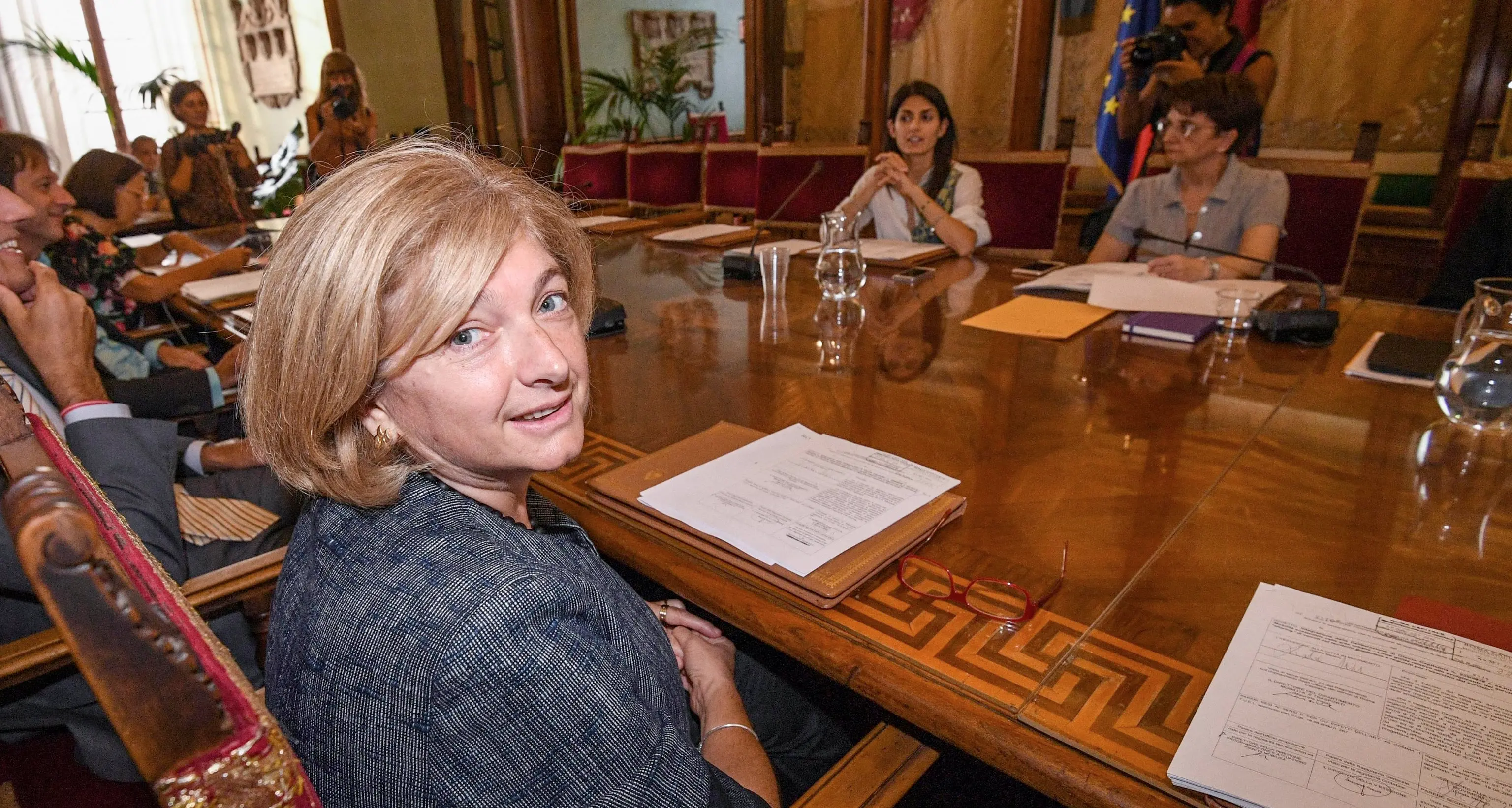 Roma, scontro Renzi-M5S Muraro querela il premier