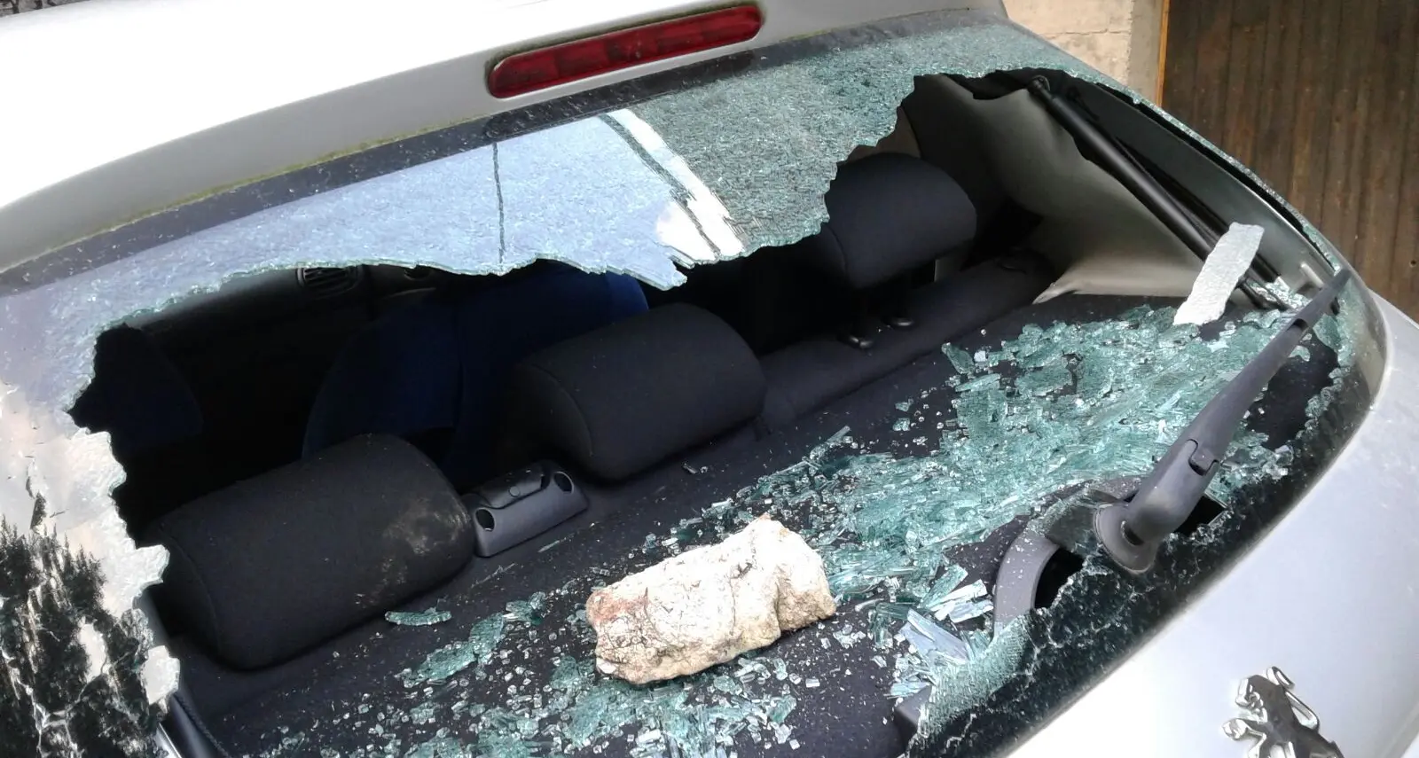 Lunotto distrutto con un sasso, vandali in azione a Tremalzo