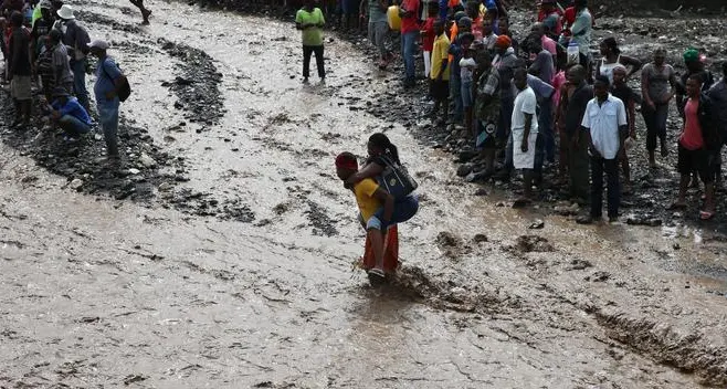 L'uragano Matthew si rafforza Ha già fatto quasi 300 vittime