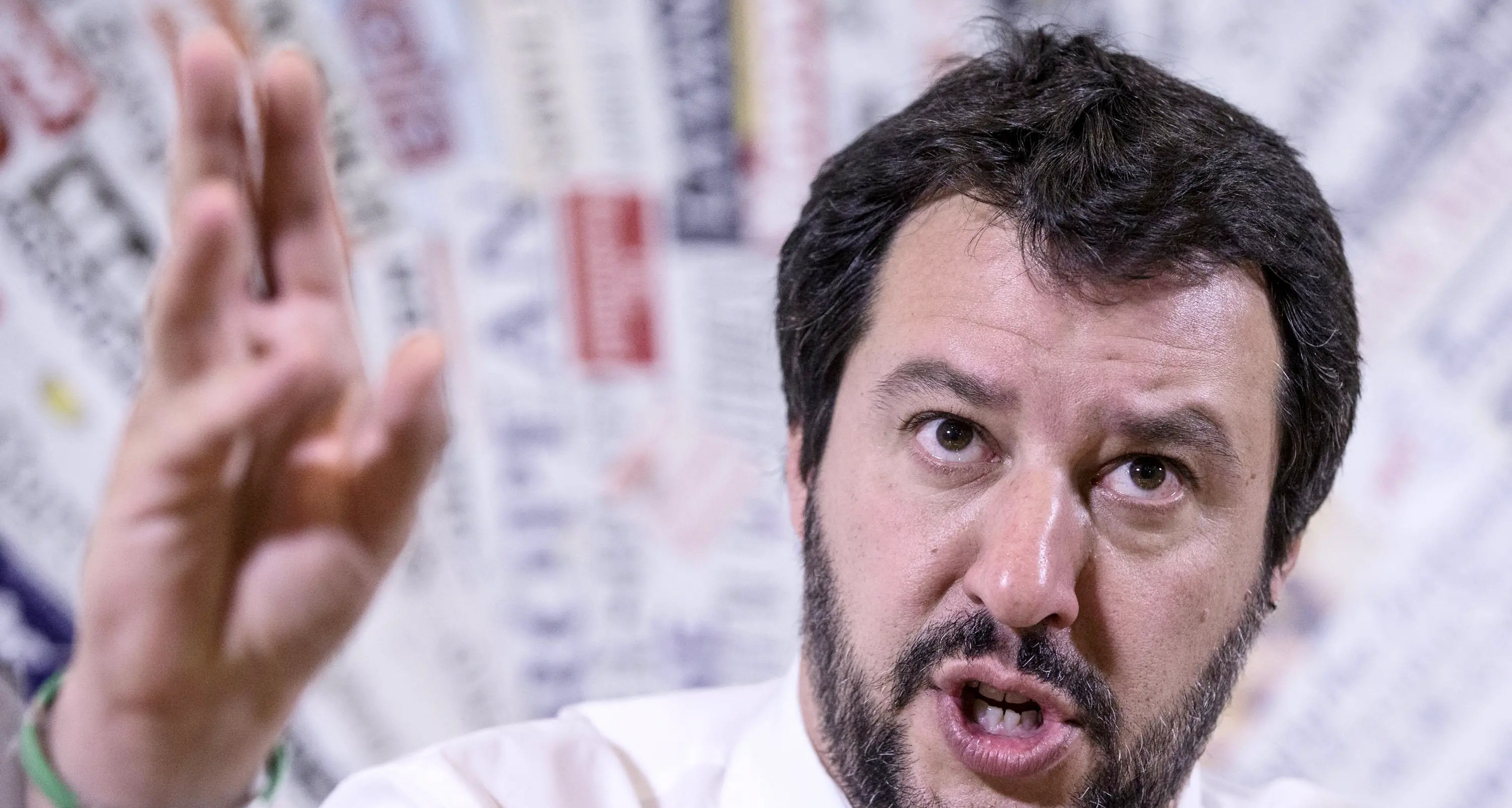 Dà del delinquente a Salvini e finisce davanti al giudice