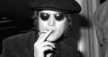 Tutti i giorni a Trento \"Imagine\" di John Lennon suonata col mandolino ad alto volume in piazza