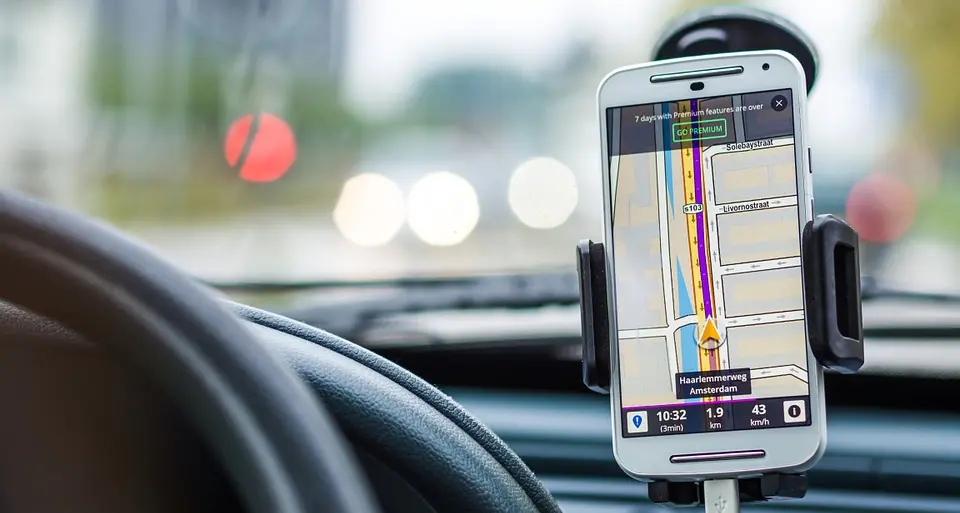 Sigarette, smartphone e cibo italiani molto distratti al volante