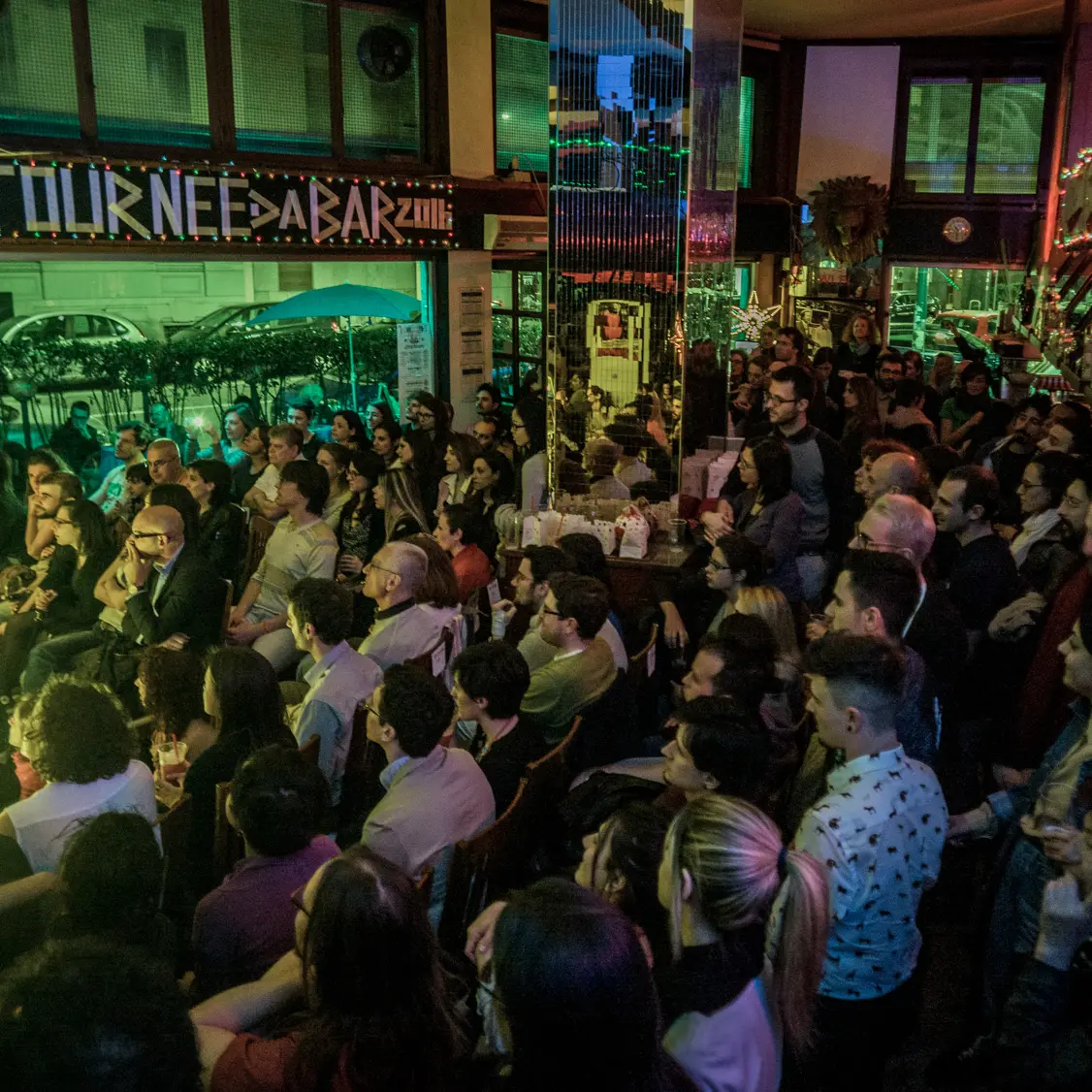 Il bar si trasforma in teatro: nuove frontiere della cultura