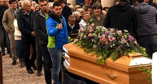 L'ultimo doloroso saluto a Romano Broseghini Il parroco di Piné: «Ci lascia molti valori»