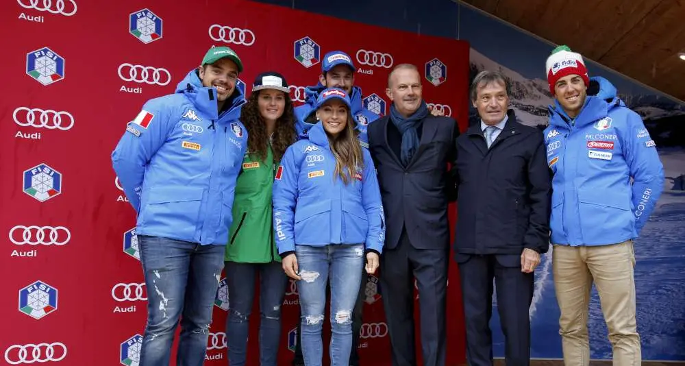Gli sciatori azzurri si presentano in piazza Walther a Bolzano
