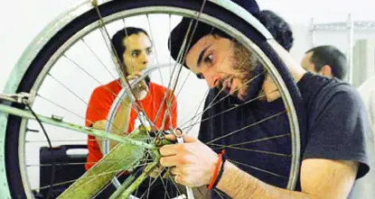 Nella ciclofficinadi Nanno si impara a riparare le bici