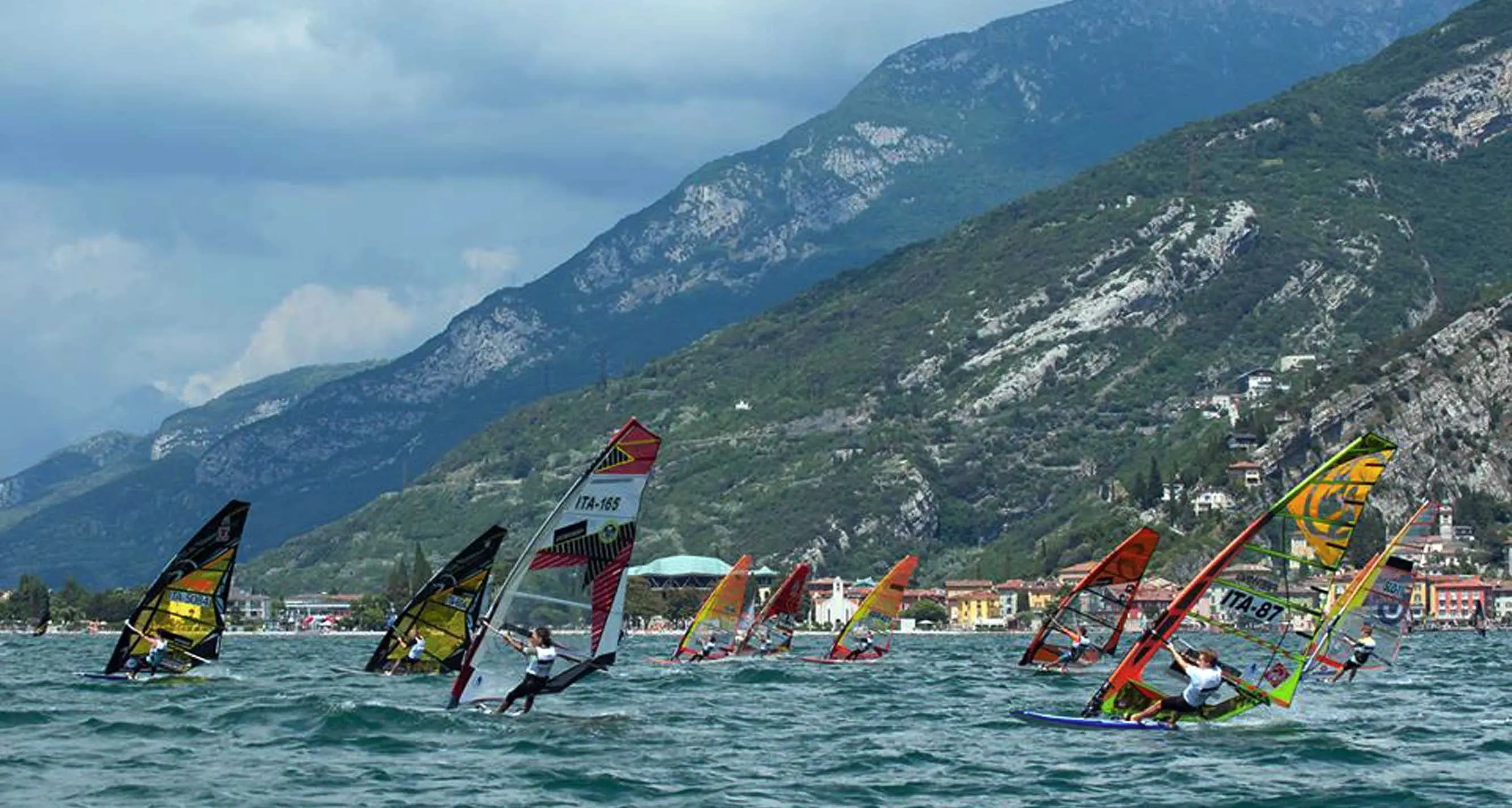 Torbole, ecco il Mondiale per giovanissimi surfisti